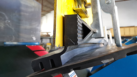 國(guó)外客戶(hù)的輸送帶防溢裙板