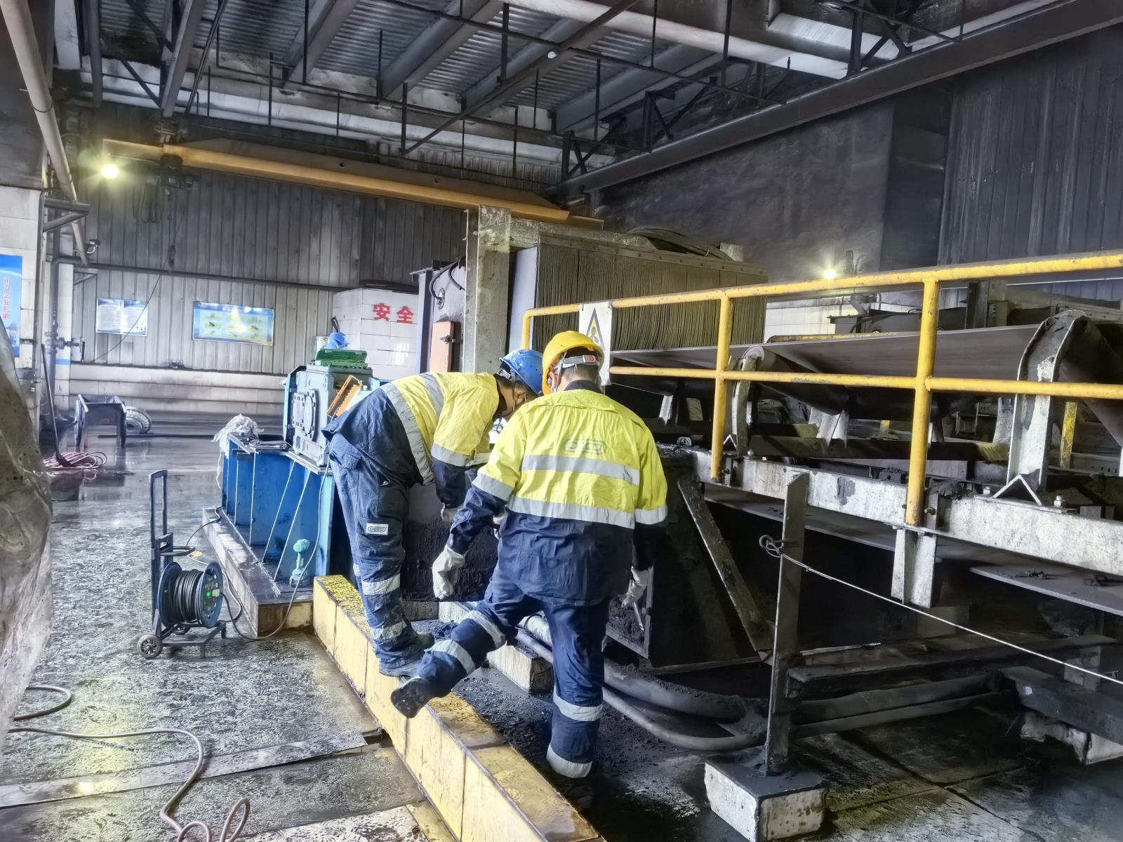 DCCD團(tuán)隊(duì)解決輸送線嚴(yán)重的回程帶料問題；帶寬1200mm,帶速≤3.15米/秒，輸送煤炭。