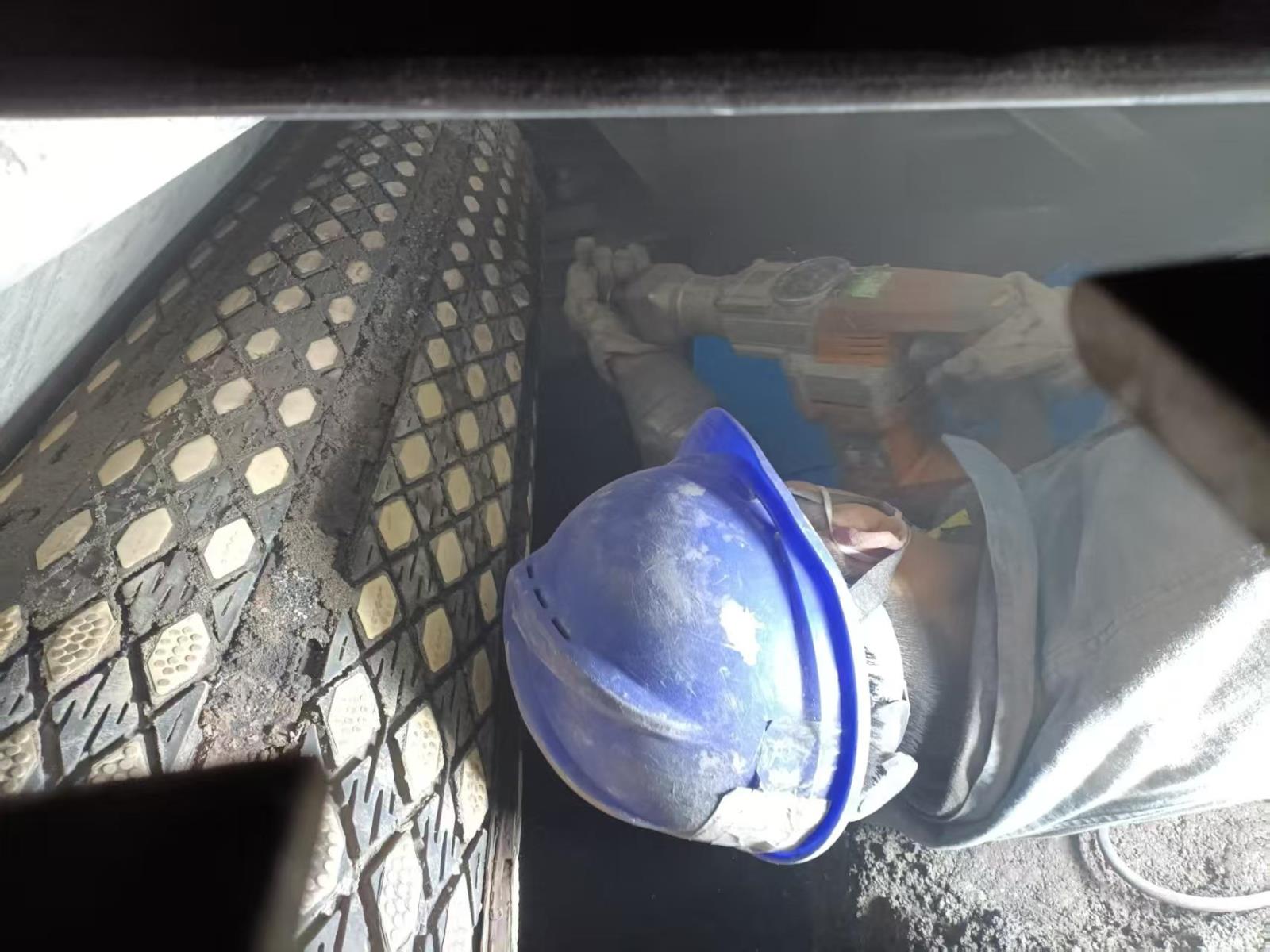 港口輸送機(jī)陶瓷插板滾筒包膠安裝現(xiàn)場